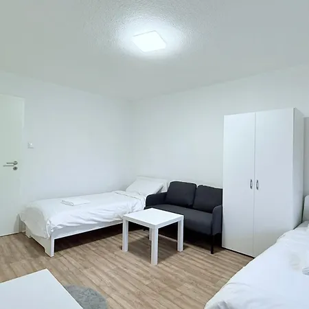 Zentrale In Direkt An Der Stadthalle Mit Kueche & Wlan * Neumünster